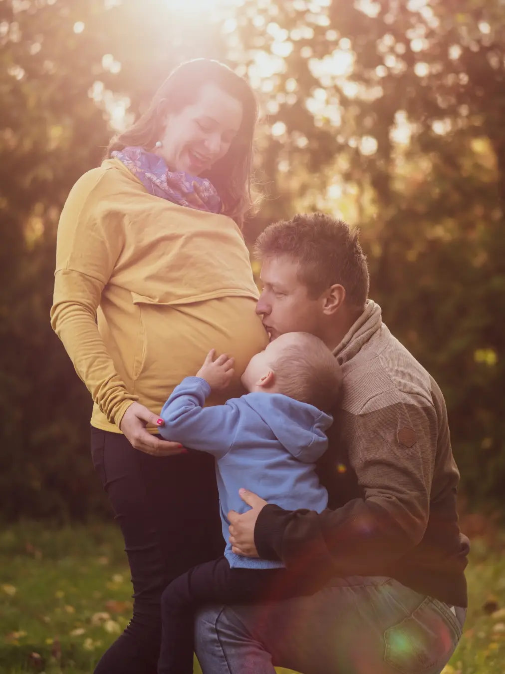 Mama w ciąży wraz z synem i mężem w parku w Łodzi